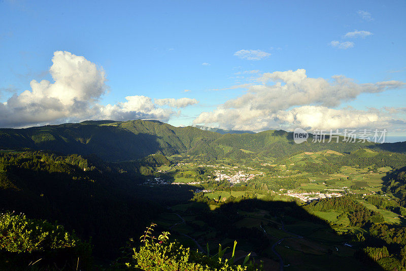 弗纳斯山谷(亚速尔群岛)，火山口湖和教堂“Nossa Senhora das Vitorias”